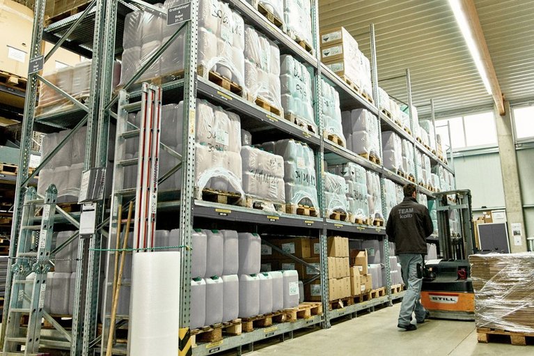 Bild des kolb Logistikcenters mit Kanistern
