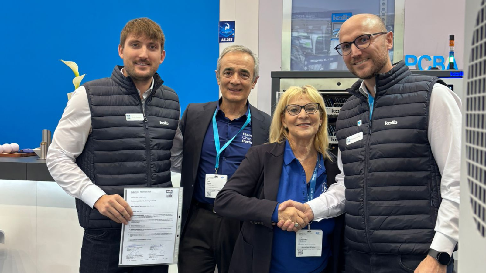 Händeschütteln zur neuen Kooperation mit dem italienischen Vertriebspartner Cabiotec